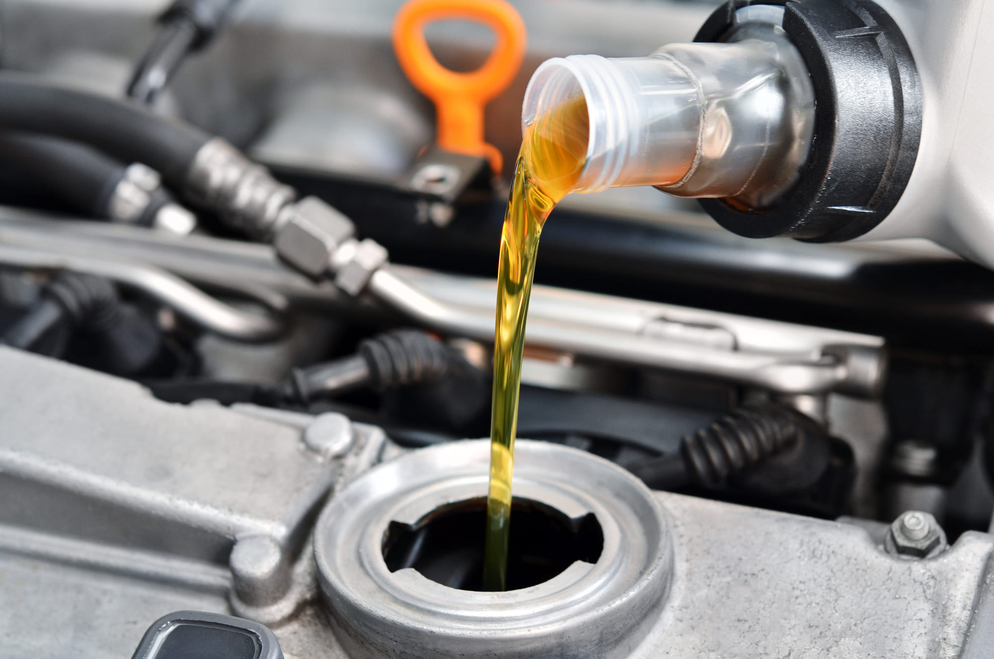 Как часто необходимо менять масло в двигателе: основные рекомендации специалистов